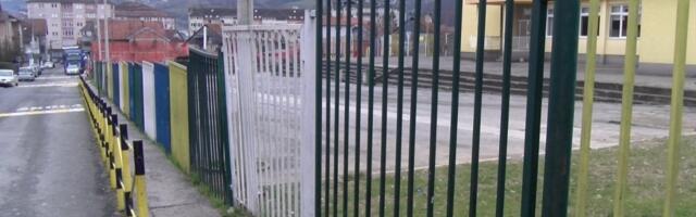 Dečak zadobio prelom vilice: Otac utrčao među decu i fizički napao više učenika - Drama ispred osnovne škole u Novom Pazaru (FOTO)