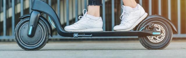 Nesreća u NS: Muškarca na električnom trotinetu udario auto