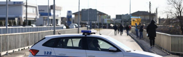 Зећани поново блокирали пут ка аеродрому, а Брисел похвалио акцију полиције