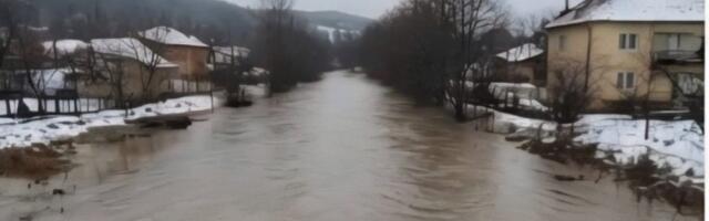 Bor uvodi vanrednu situaciju: Izlio se Timok, poplavio put