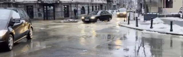 Pukla cev u Golsvordijevoj ulici na Vračaru, voda teče do Bulevara (VIDEO)