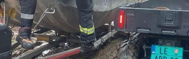 JEZA NA JEZERU BARJE! Nestali ribolovci usred noći, vatrogasci-spasioci uleteli u vodu: Srbija se moli za njih