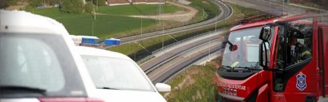 STRAVIČNA NESREĆA KOD INĐIJE: Vatrogasci seku kombi da dođu do vozača! (VIDEO)
