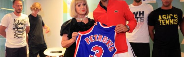 Majka Dražena Petrovića poklonila dres Novaku Đokoviću