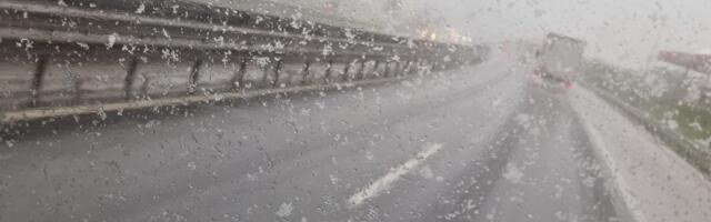 Pao sneg kod Ljubljane, vozači snimili prizor sa auto-puta: U Hrvatskoj vetar preklapao retrovizore