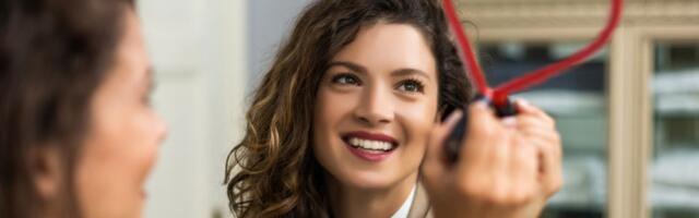 Lepi ste sebi u ogledalu, ali RUŽNI na fotografijama? Nauka ima šokantno objašnjenje