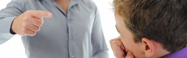 MALTRETIRAO MALOLETNIKE USRED DOMA KULTURE! Lokalni političar naredio deci da kleknu i poližu zastavu! Snimak brutalnog ponižavanja isplivao u javnost! (VIDEO)