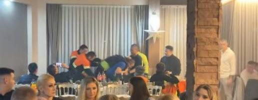 "Srpska rakija ga pokosila" Kineza na leđima iznose sa slavlja, ne zna za sebe: Snimak će vas nasmejati do suza