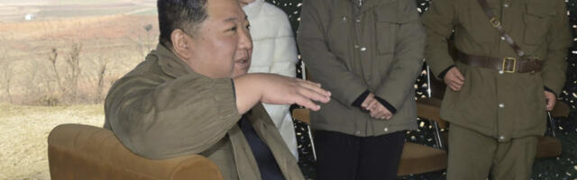 "SVET NIPOŠTO NIJE MIRAN": Kim Džong Un predstavio nuklearnu podmornicu od 8.700 TONA i poslao brutalnu poruku (FOTO)