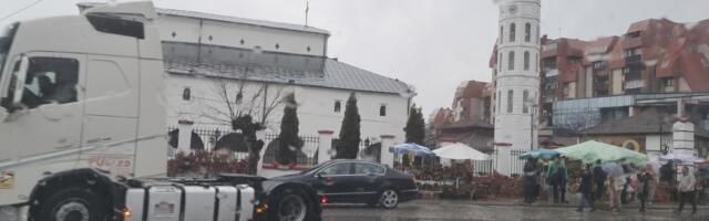 VELIKI BOŽIĆNI KONVOJ KAMIONDŽIJA I U VRANJU: Nesvakidašnji prizor u centru grada na Badnji dan (FOTO)