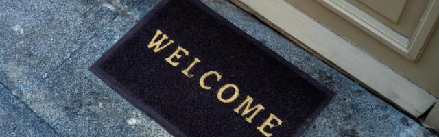 Više skoro niko ne postavlja otirač ispred ulaznih vrata: Evo šta ga je zamenilo u modernom enterijeru