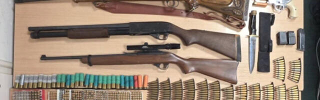 Pronađen arsenal u kući Aca Đukanovića: Na fotografijama puške, panciri, brdo municije, optički nišani