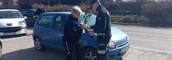 “Mali znak pažnje”: Policajci za 8. mart obradovali dame na ulicama