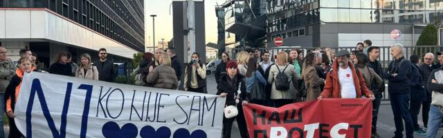 Skup podrške N1: Građani i novinari se okupili ispred zgrade televizije (VIDE0)