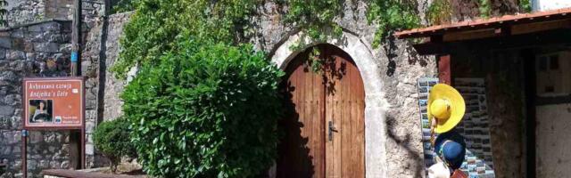 Vekovi ga skrivali, a jedan čovek ovih dana uočio i otkrio: Na "Anđelkinoj kapiji" u Trebinju pronađen natpis