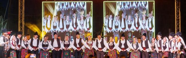 PONESITE DOBRO RASPOLOŽENJE, ŠUMADIJA ZOVE! Počinju "Šumadijski dani šljive": Čeka vas besplatna vodička tura, najlepša rakija i razni koncerti!