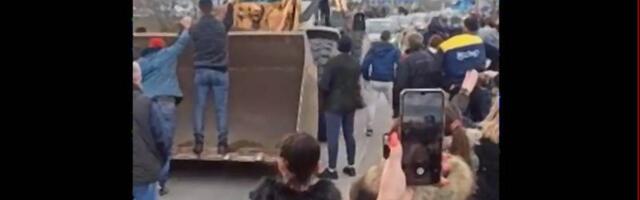 Bagerom krenuli na aktiviste u Šapcu, ljudi im uzvratili