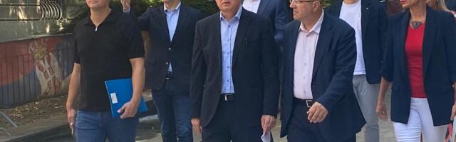 Deo opozicije predao Vučiću zahtev za održavanje vanrednih parlamentarnih i beogradskih izbora