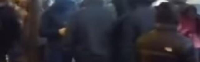 Građani sa protesta u Beogradu oterali mladiće sa maskama (VIDEO)