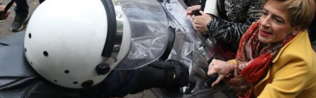 Krivični postupak protiv tri opozicione poslanice zbog napada na policiju; Rakić: Ako Vučić hoće da me hapsi, za Vidovdan će me naći u Beogradu
