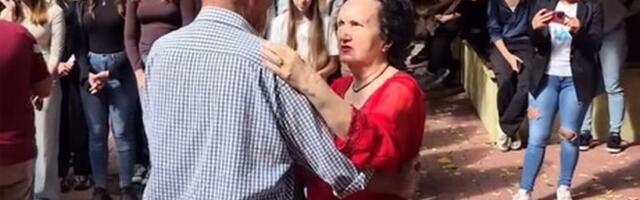 Prva generacija Svetine gimnazije 60 godina kasnije, pod lipom gde je sve počelo