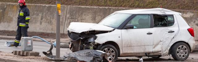 Neverovatna scena u Sisku: Zabio se u stub sa gotovo 5 promila i otišao kući da spava!