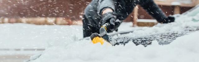 Sjajan TRIK kako da za 20 SEKUNDI bukvalno ODUVATE SNEG sa auta: Ljudi gledaju u neverici i pitaju se kako im ovo nije palo na pamet (VIDEO)
