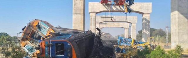 Kran pao na putnički voz, na desetine poginulih