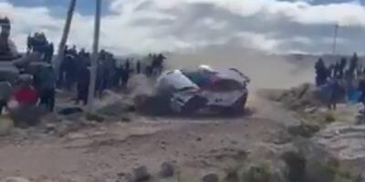 (UZNEMIRUJUĆI VIDEO) Automobil izleteo sa reli staze, jedna osoba poginula, dvoje teško povređeno