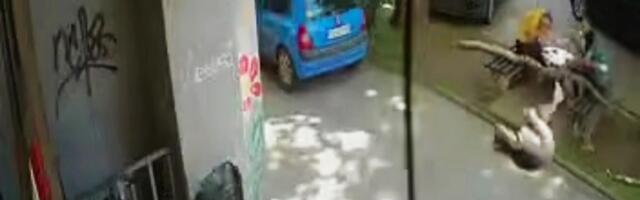 Velika grana pala na ženu dok je sedela na klupi ispred zgrade