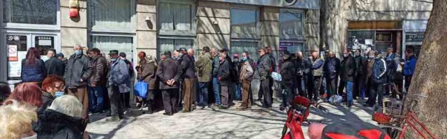 „Korona žurke“ ispred banaka u Leskovcu