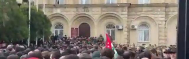 OPOZICIJA NASRNULA NA POLICIJU! Demonstranti pokušali da upadnu u parlament, nekoliko aktivista uhapšeno!