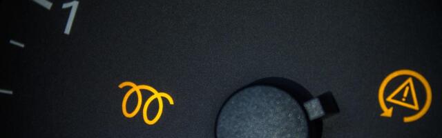 Vozač se požalio da mu kola troše kao tenk, sve je krenulo od ove lampice: Evo šta bi to moglo da bude i koji je savet automehaničara