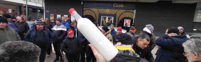 Mlekari  na protestu u Kraljevu građanima razdelili mleko i tako ukazali na bezizlaznu situaciju u kojoj se nalaze