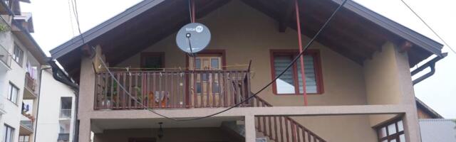 Nekada je ČUVALA KRAVE, a danas je PUNA KAO BROD: Pevačica odrasla u ovoj skromnoj kući u Čajniču (FOTO)