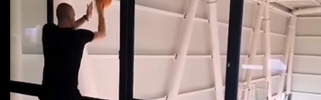 NEKADA "SA PARKINGA", SADA SA TERASE: Milan Gurović i dalje ubacuje trojke kao od šale /VIDEO/