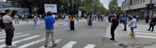 Kragujevčani i danas blokirali raskrsnicu kod "Uzora" i odali poštu žrtvama novosadske tragedije (FOTO)