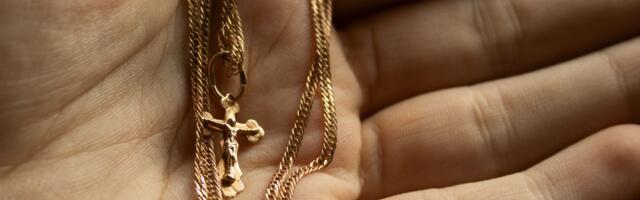 Da li je greh nositi tuđi krst? Odgovor duhovnika iznenadio je mnoge vernike