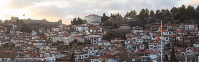 Podvodna jelka u Ohridskom jezeru: Praznična tradicija koja traje više od 20 godina za decu heroje