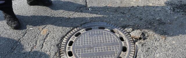 Poklopcem šahta razbijao izlog radnje u Zenici, o onom što je potom uradio svi pričaju: Snimak je neverovatan!