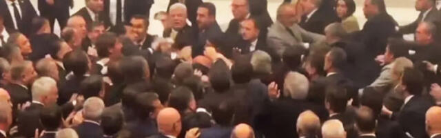 Масовна ту­ча вла­сти и опозиције у турском парламенту