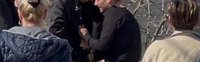 (VIDEO) DRUGOVI POKOJNOG DRAGANA DONELI NJEGOV ŠTAP ZA PECANJE! Potresan trenutak ispred kuće u Brestaču: Lazić je bio strastveni ribolovac