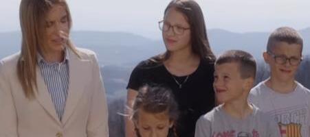 Ministarka Đurđević Stamenkovski u Dučalovićima obišla osmočlanu porodicu Bešenski: Uvek ćemo biti tu da ih podržimo onako kao što su oni stali uz svoju Srbiju