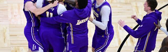 LUDILO! POGLEDAJTE TROJKU LEJKERSA U POSLEDNJOJ SEKUNDI! Kenard sa zvukom sirene srušio Orlando - evo kako je bacio navijače u trans!