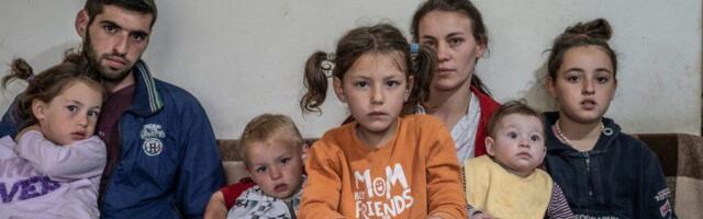 "Uveče ne smem da spavam, nego pokrijem glavu ćebetom": Nikolina (8) i Lara (6) strepe od VUKOVA i da im KLIZIŠTE ne odnese kuću!