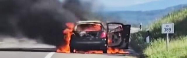Zapalio se automobil na auto-putu (video)