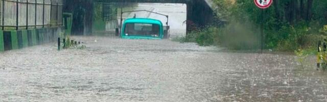 APOKALIPTIČNE SCENE U KRALJEVU! Nebo se otvorilo, voda progutala ulice i vozila (FOTO, VIDEO)