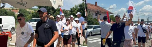 ARANĐELOVČANI DOČEKANI OVACIJAMA I UZVICIMA "SRBIJA POBEĐUJE"! Krenuli na veliki skup u Beogradu, u Trbušnici ih građani dočekali s oduševljenjem! (FOTO, VIDEO)
