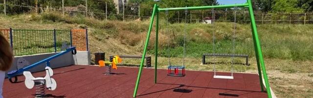 Novo dečje igralište u Mesnoj zajednici 21. oktobar, nastavljena rekonstrukcija sportskih terena (FOTO)