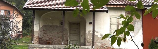 Odrasla u "selu duhova", a danas tu živi samo jedan čovek: Kuća naše legendarne pevačice skroz oronula